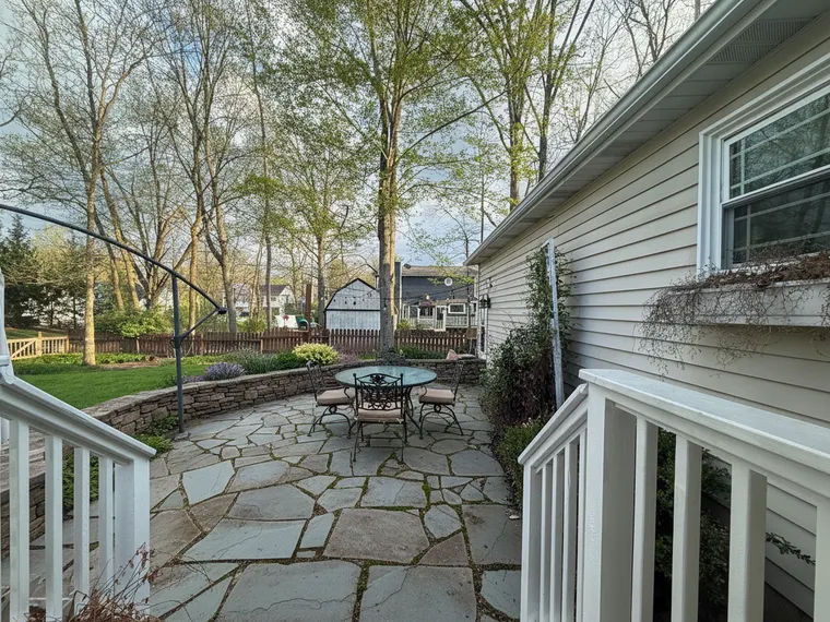 Patio idea: bluestone flagstone patio
